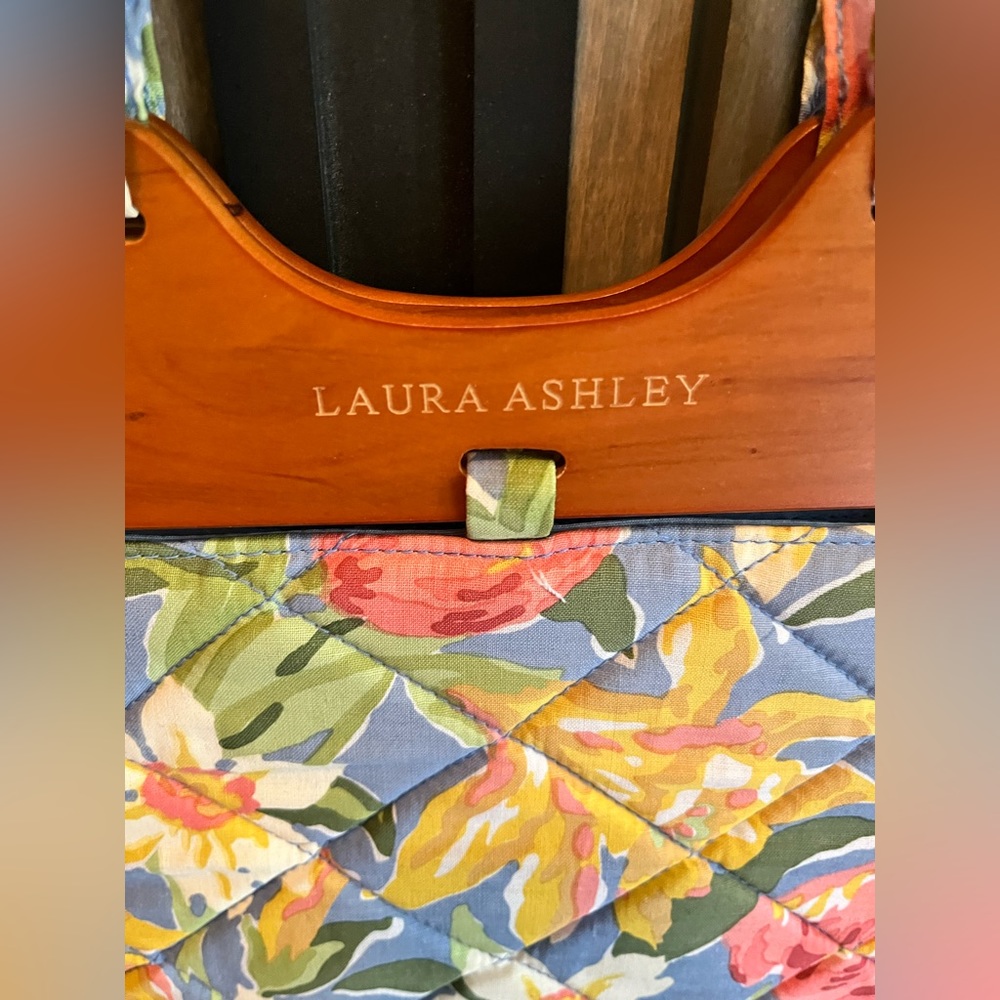 LAURA ASHLEY Quitted FLOWERS SHOULDER BAG -NWT - Picture 3 of 7